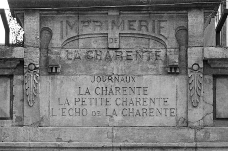 ceci est du texte avec de la ,ponc!tua;tion?